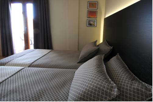 Imagen de la habitación del Hotel Montmar. Foto 14