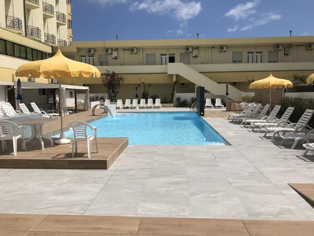 Imagen de la piscina del Hotel Montmartre, Rimini. Foto 6