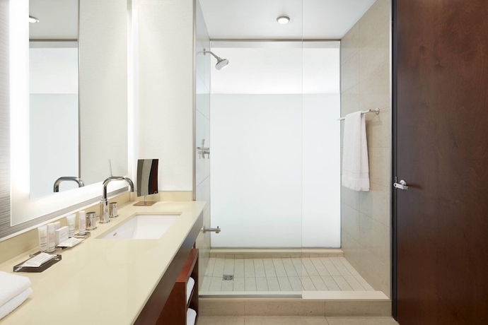 Imagen de la habitación del Hotel Montreal Airport Marriott In-terminal. Foto 7