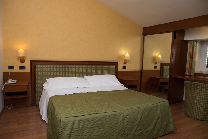 Imagen de la habitación del Hotel Montreal, Ragusa. Foto 10