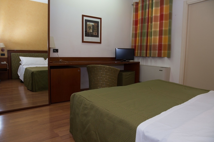 Imagen de la habitación del Hotel Montreal, Ragusa. Foto 13