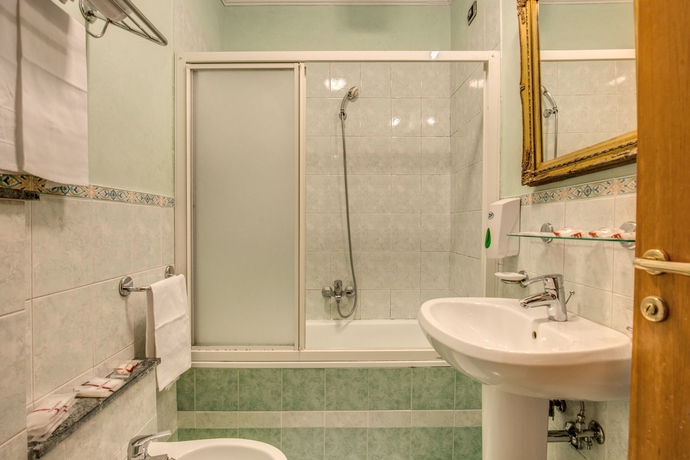 Imagen de la habitación del Hotel Montreal, Roma. Foto 9