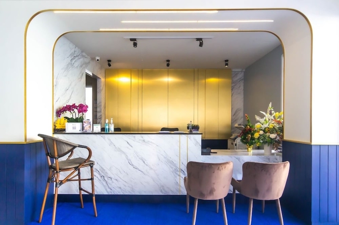 Imagen de los interiores del Hotel Montree Phuket. Foto 17
