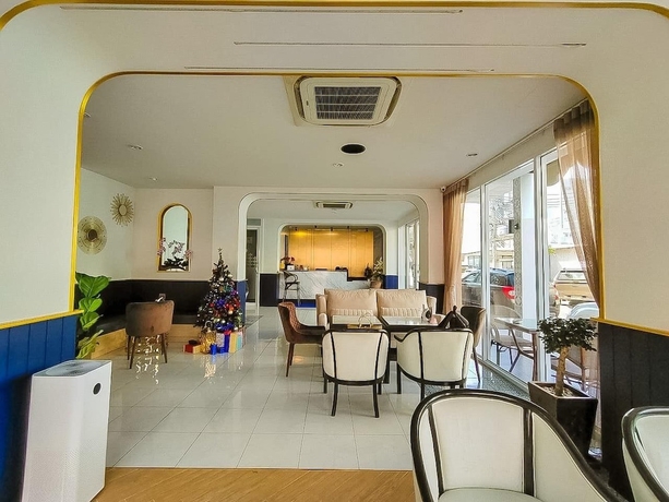 Imagen de los interiores del Hotel Montree Phuket. Foto 19