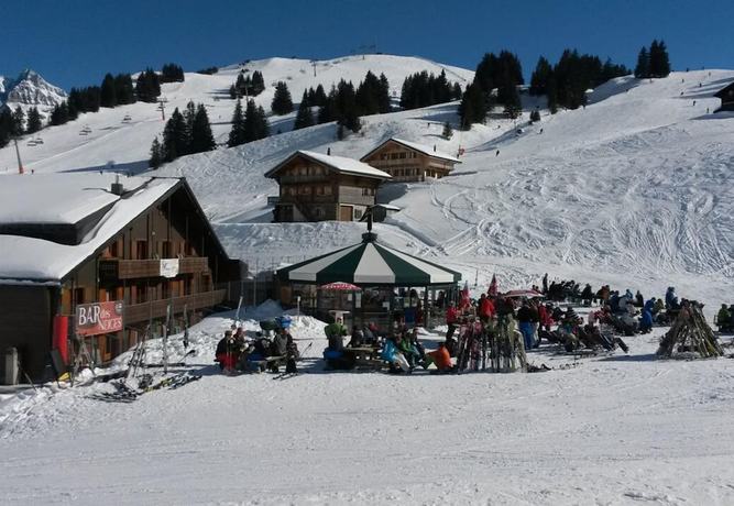 Imagen del bar/restaurante del Hotel Montriond. Foto 4