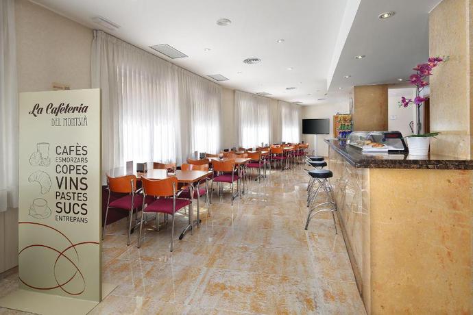 Imagen del bar/restaurante del Hotel Montsia. Foto 2
