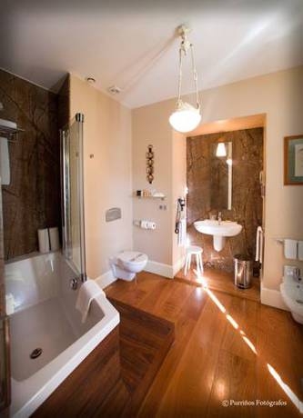 Imagen de la habitación del Hotel Monumento Pazo De Orbán. Foto 10