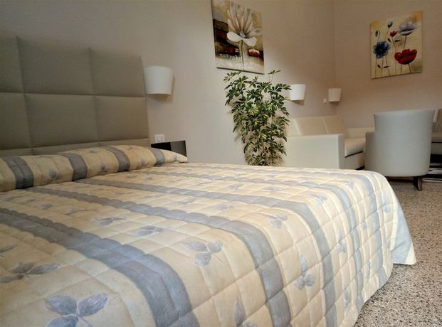 Imagen de la habitación del Hotel Moonlight and Suites. Foto 9