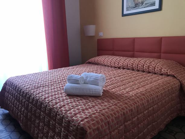 Imagen de la habitación del Hotel Moonlight and Suites. Foto 11