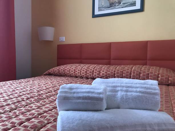 Imagen de la habitación del Hotel Moonlight and Suites. Foto 12