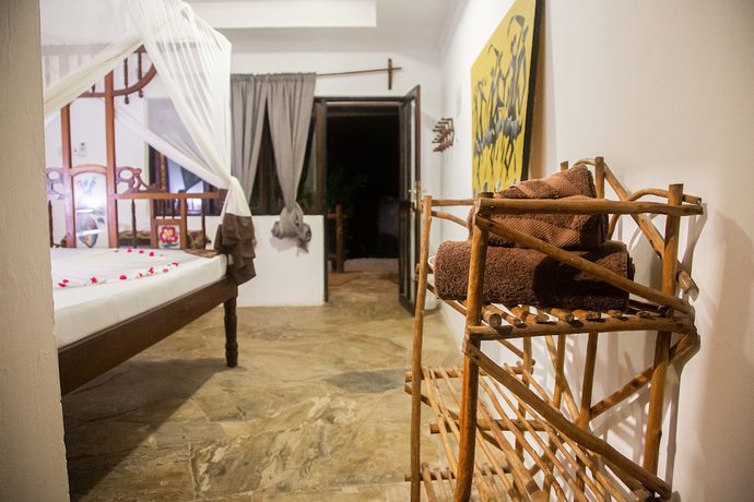 Imagen de la habitación del Hotel Moonshine Uroa Boutique. Foto 16