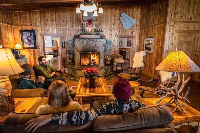 Imagen de los interiores del Hotel Moose Creek Ranch. Foto 18