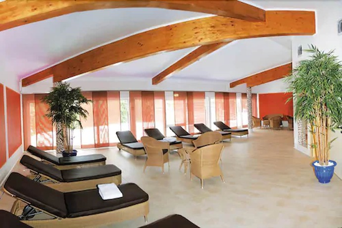 Imagen de la piscina del Hotel Morada Strandhotel Ostseebad K&uuml;hlungsborn. Foto 15