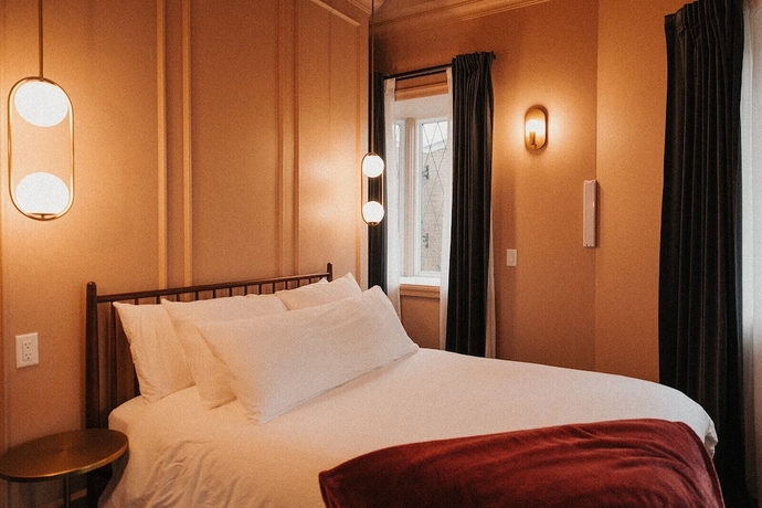 Imagen de la habitación del Hotel Morado. Foto 12