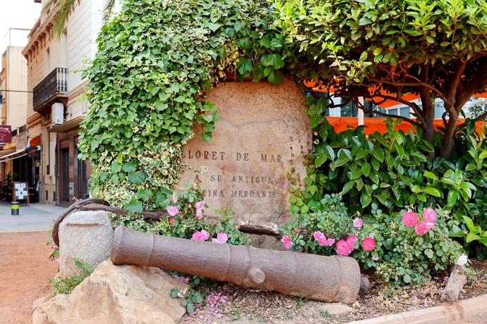 Imagen de los exteriores del Hotel Moremar. Foto 6