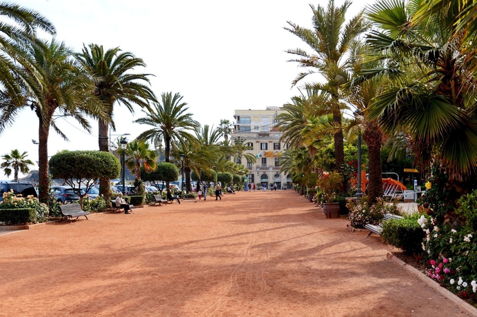 Imagen de los exteriores del Hotel Moremar. Foto 9