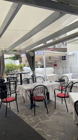 Imagen de los interiores del Hotel Moroni. Foto 13