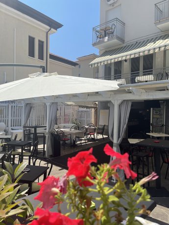 Imagen de los interiores del Hotel Moroni. Foto 14