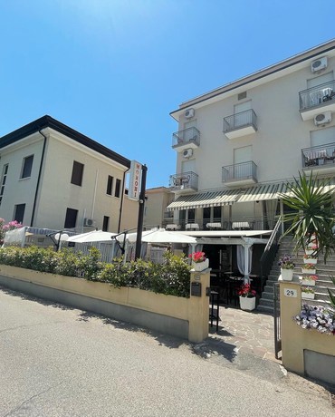 Imagen de los interiores del Hotel Moroni. Foto 16