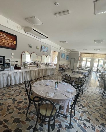 Imagen de los interiores del Hotel Moroni. Foto 18