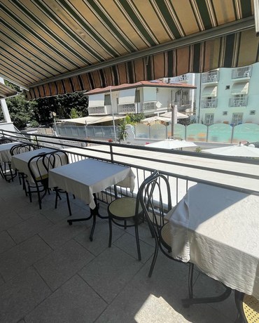 Imagen de los interiores del Hotel Moroni. Foto 19