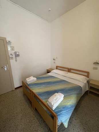 Imagen de la habitación del Hotel Moroni. Foto 7