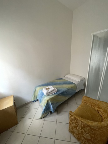 Imagen de la habitación del Hotel Moroni. Foto 8