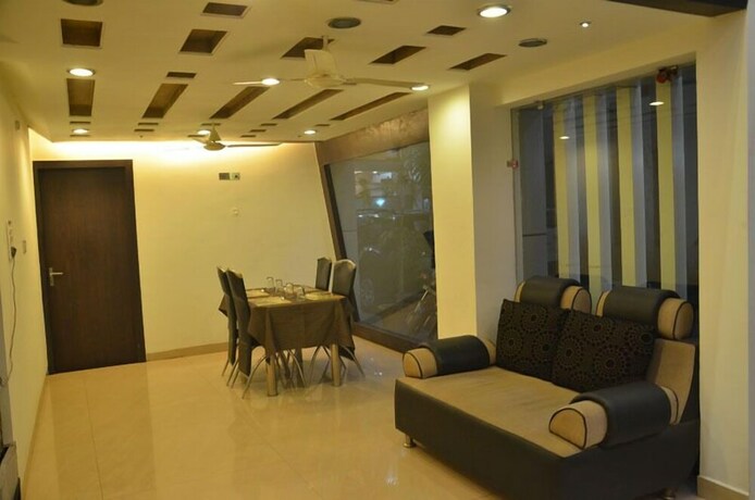 Imagen del bar/restaurante del Hotel Morya Regency. Foto 17
