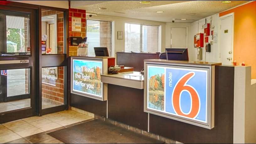Imagen de los interiores del Hotel Motel 6 Albany, NY. Foto 15