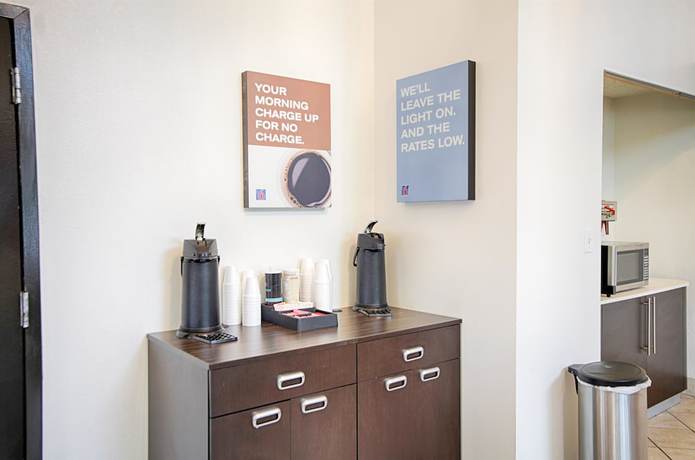 Imagen de los interiores del Hotel Motel 6 Albany, NY. Foto 17