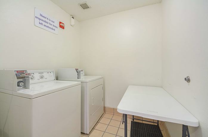 Imagen de los interiores del Hotel Motel 6 Dallas - Irving DFW Airport South. Foto 14