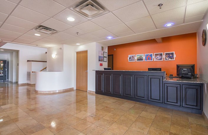 Imagen de los interiores del Hotel Motel 6 Dallas - Irving DFW Airport South. Foto 17