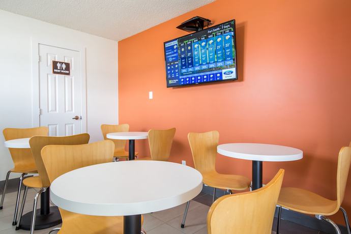 Imagen del bar/restaurante del Hotel Motel 6 Fort Nelson, BC. Foto 2