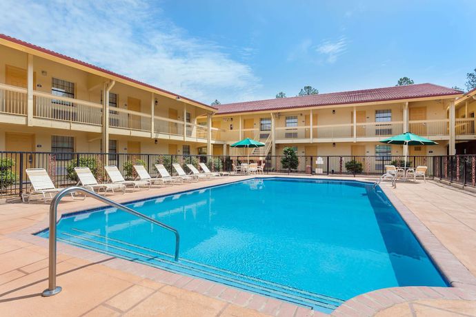 Imagen de la piscina del Hotel Motel 6 Huntsville, AL &ndash; University Dr.. Foto 15