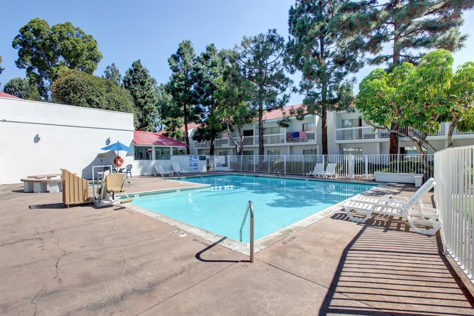 Imagen de la piscina del Hotel Motel 6 Irvine - Orange County Airport. Foto 20
