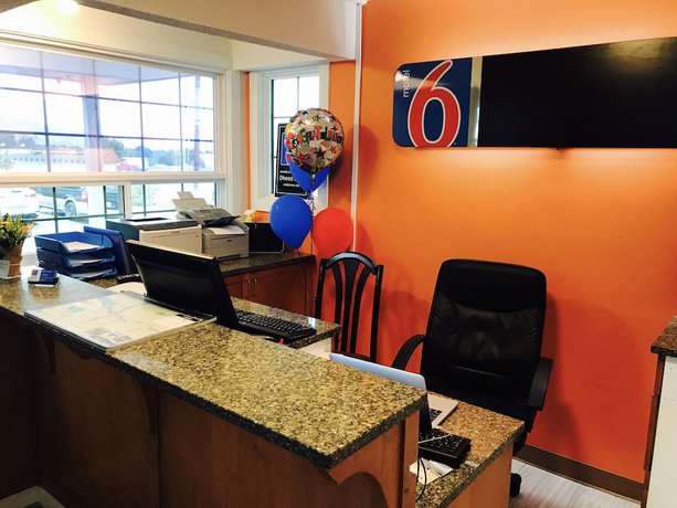 Imagen de los interiores del Hotel Motel 6 Kamloops, BC. Foto 17