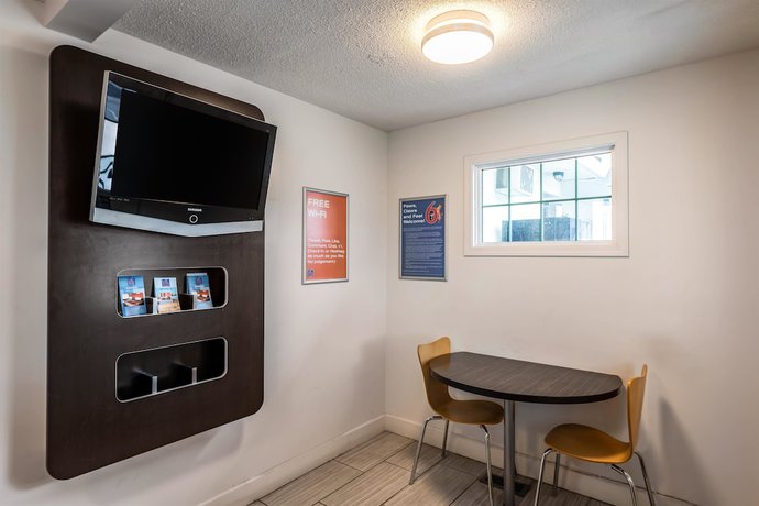Imagen de los interiores del Hotel Motel 6 Kamloops, BC. Foto 18