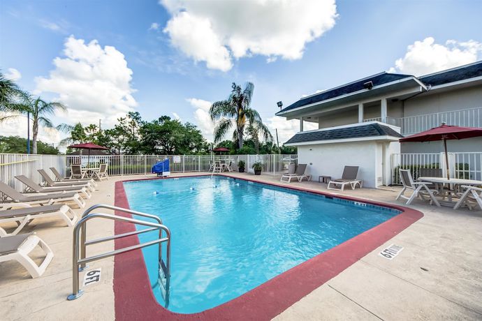 Imagen de la piscina del Hotel Motel 6 Lakeland, FL. Foto 16