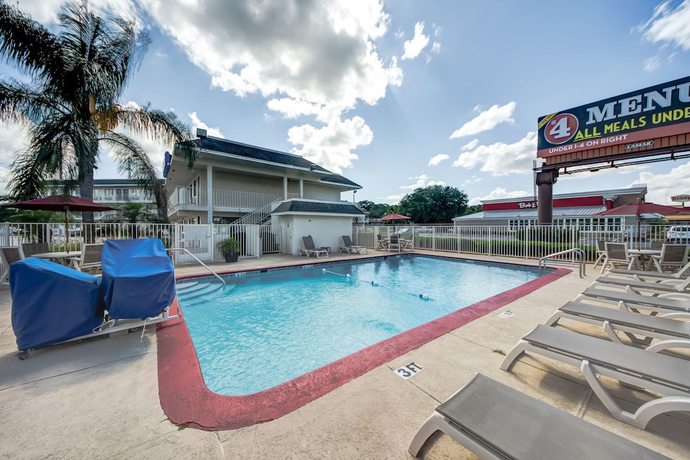 Imagen de la piscina del Hotel Motel 6 Lakeland, FL. Foto 17