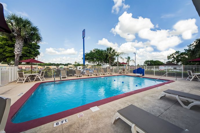 Imagen de la piscina del Hotel Motel 6 Lakeland, FL. Foto 18