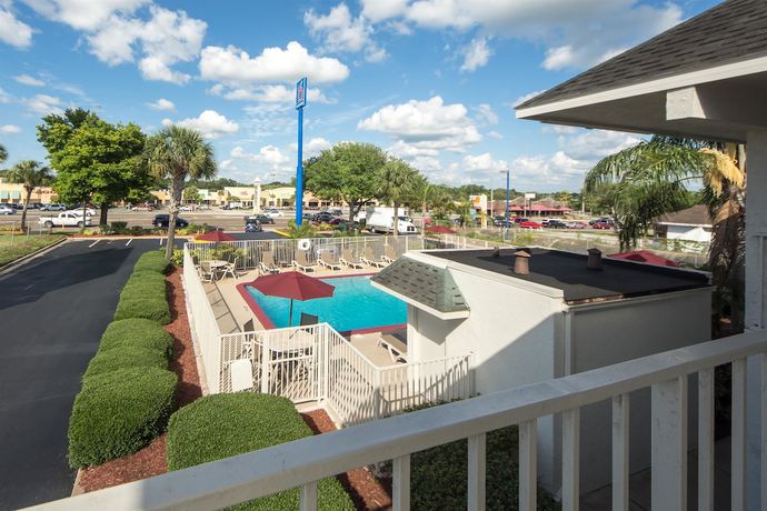 Imagen de la piscina del Hotel Motel 6 Lakeland, FL. Foto 19