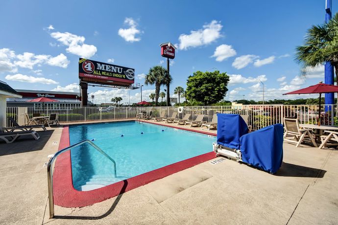 Imagen de la piscina del Hotel Motel 6 Lakeland, FL. Foto 20