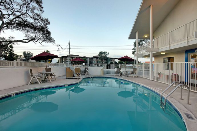 Imagen de la piscina del Hotel Motel 6 Monterey, CA. Foto 19