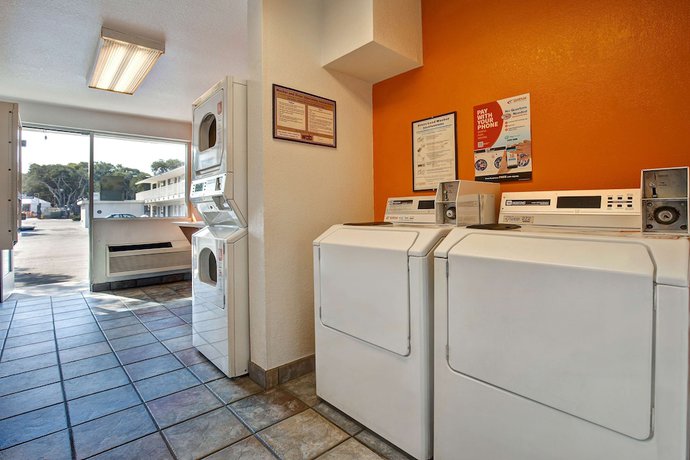 Imagen de los interiores del Hotel Motel 6 Monterey, CA. Foto 16