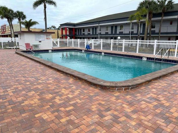 Imagen de la piscina del Hotel Motel 6 New Port Richey, FL. Foto 7