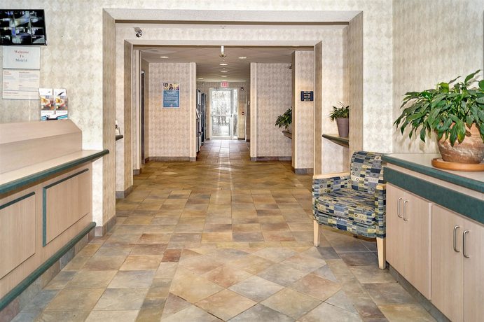 Imagen de los interiores del Hotel Motel 6 Peterborough, ON. Foto 12