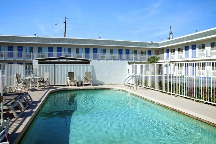 Imagen de la piscina del Hotel Motel 6 Phoenix, AZ - Airport - 24th Street. Foto 17