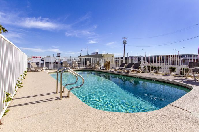 Imagen de la piscina del Hotel Motel 6 Phoenix, AZ - Airport - 24th Street. Foto 18