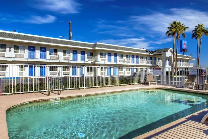 Imagen de la piscina del Hotel Motel 6 Phoenix, AZ - Airport - 24th Street. Foto 19