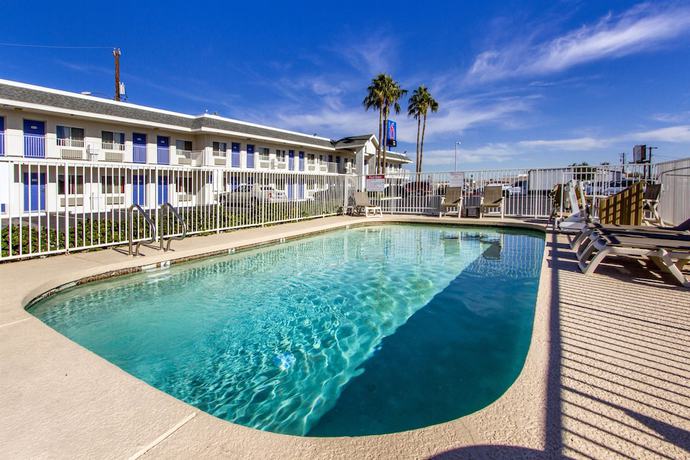 Imagen de la piscina del Hotel Motel 6 Phoenix, AZ - Airport - 24th Street. Foto 20